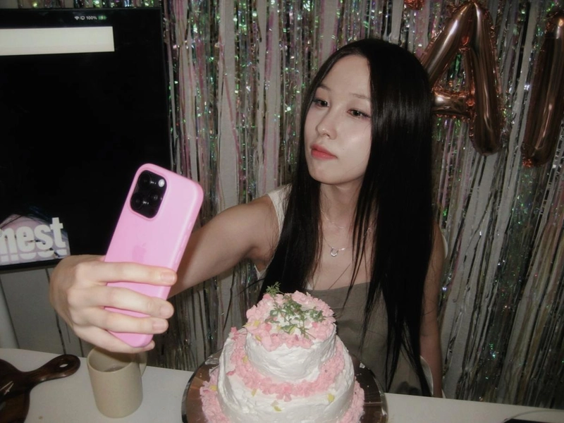 “사랑받는 생일의 온기”…권진아, 조용한 여름밤→따스한 셀프포트레이트 / 가수 권진아 인스타그램