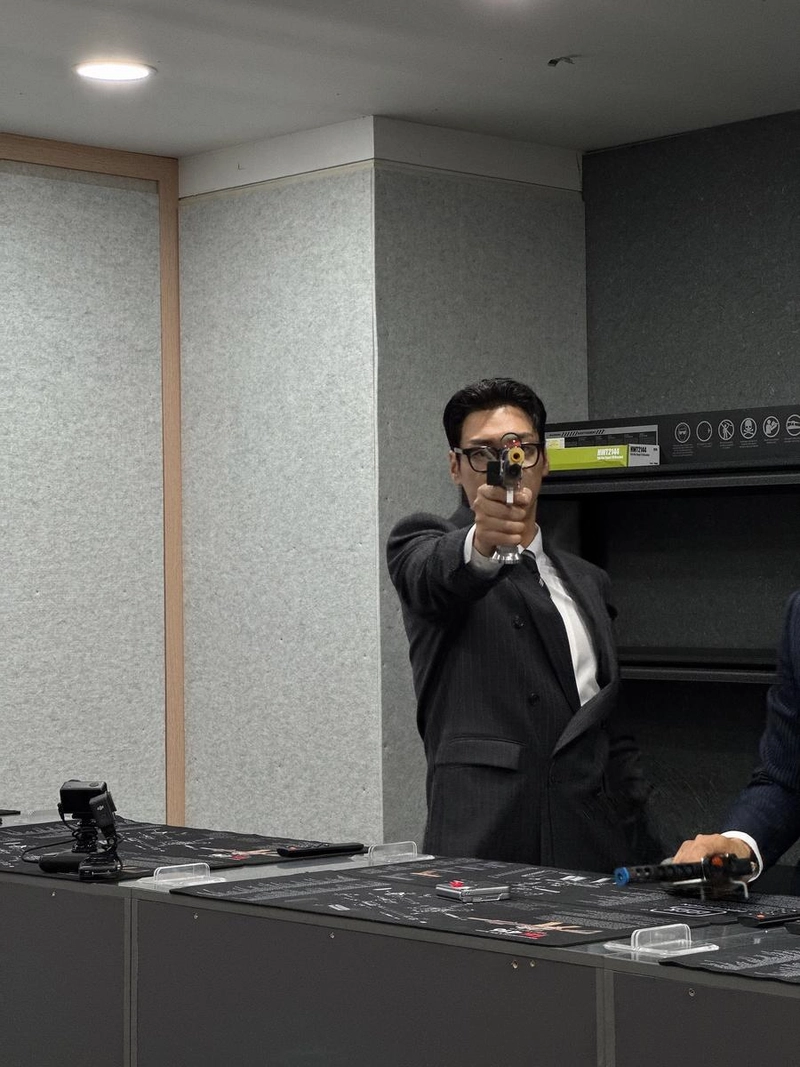 “안녕하세요, 김글로리입니다”…김영광, 강렬한 슈트→눈빛 압도 / 배우 김영광 인스타그램