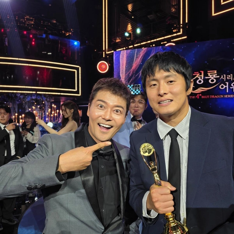 “자랑스럽다”…전현무, 환한 미소로 전한 축하→청룡 시상식 열기 고스란히 / 방송인 전현무 인스타그램