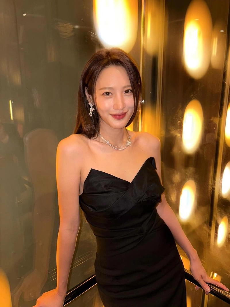 “소중했던 순간, 다시 빛나다”…수현, 여운 가득 청룡 밤→고혹적인 블랙 드레스 / 배우, 모델 수현 인스타그램