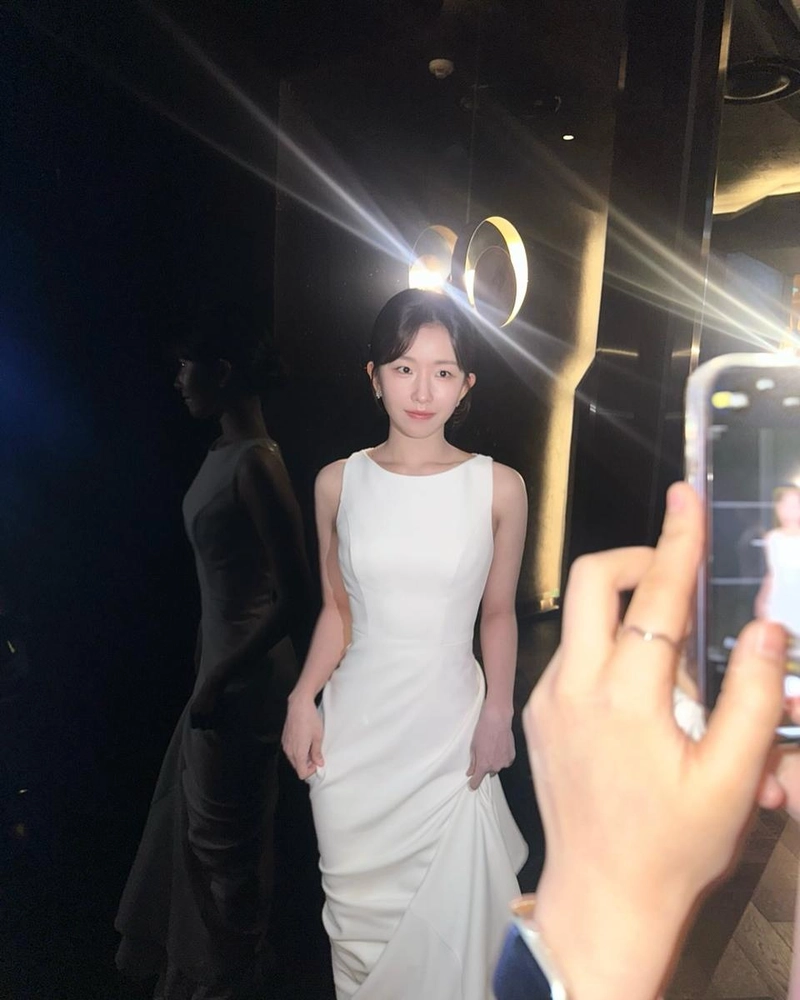 “수상하신 분들 모두 축하드립니다”…윤가이, 화이트 드레스→비현실적 분위기 / 배우 윤가이 인스타그램