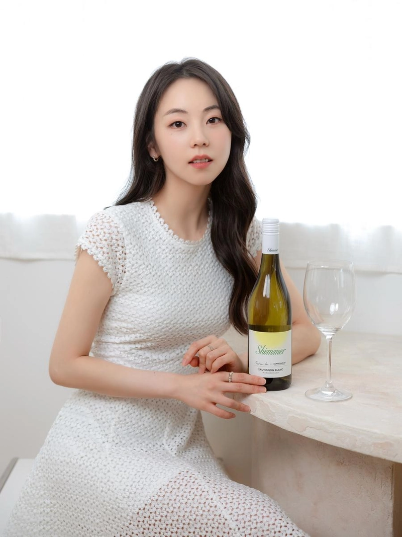 “저의 취향을 담은 제 첫 와인”…안소희, 여름 속 투명한 미소→청량 자아낸 순간 / 배우 안소희 인스타그램