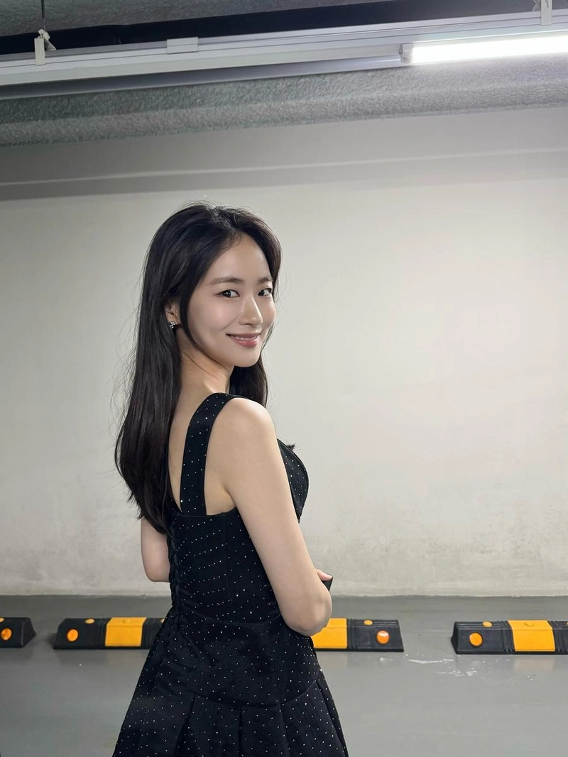 “나도 청룡 왔다아”…이이담, 여름밤의 설렘→강렬한 블랙 드레스 / 배우 이이담 인스타그램