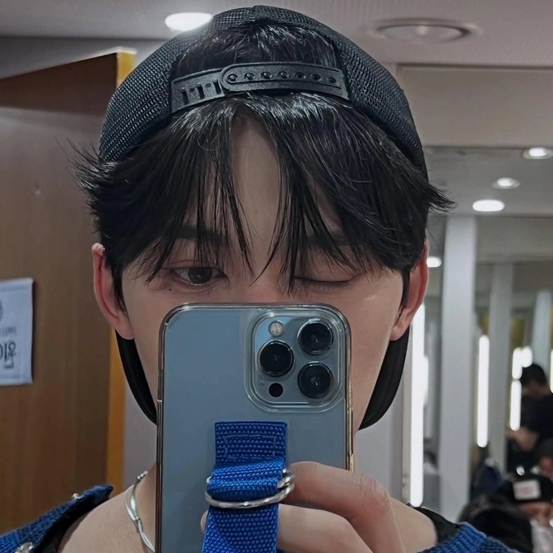 “깊은 시선에 담긴 여운”…건희, 거울 셀카 속 윙크→여름 속 청량 무드 / 그룹 원어스 건희 인스타그램