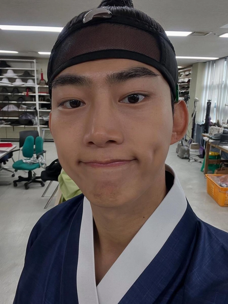 “남주의 첫날밤을 가져버렸다”…옥택연, 고운 미소→사극 현장 설렘 / 가수, 배우 옥택연 인스타그램
