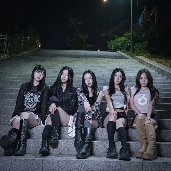 “퍼포먼스의 새로운 물결”…포바이포(4X4)·‘LIGHT’로 강렬한 데뷔→가요계 주목 쏠린다 / 포바이포 크루
