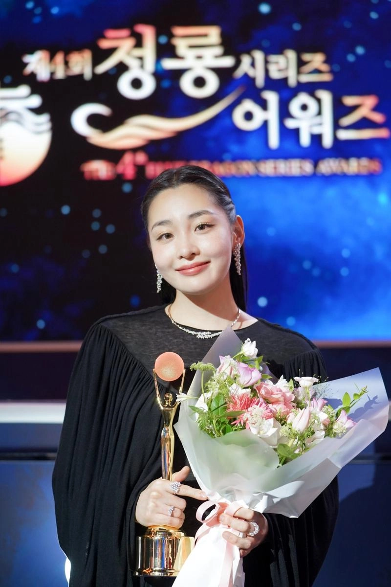“세상 구석구석 이야기하고 싶다”…김민하, ‘내가 죽기 일주일 전’ 첫 신인상 트로피→연기 인생 새 출발 / 눈컴퍼니
