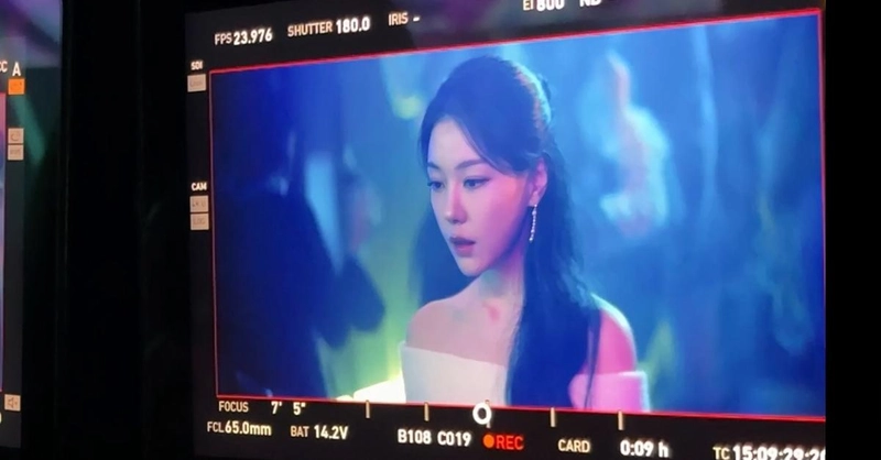 “깊은 생각에 잠긴 순간”…박시우, 신비로운 시선→화려함 속 고요한 존재감 / 배우 박시우 인스타그램