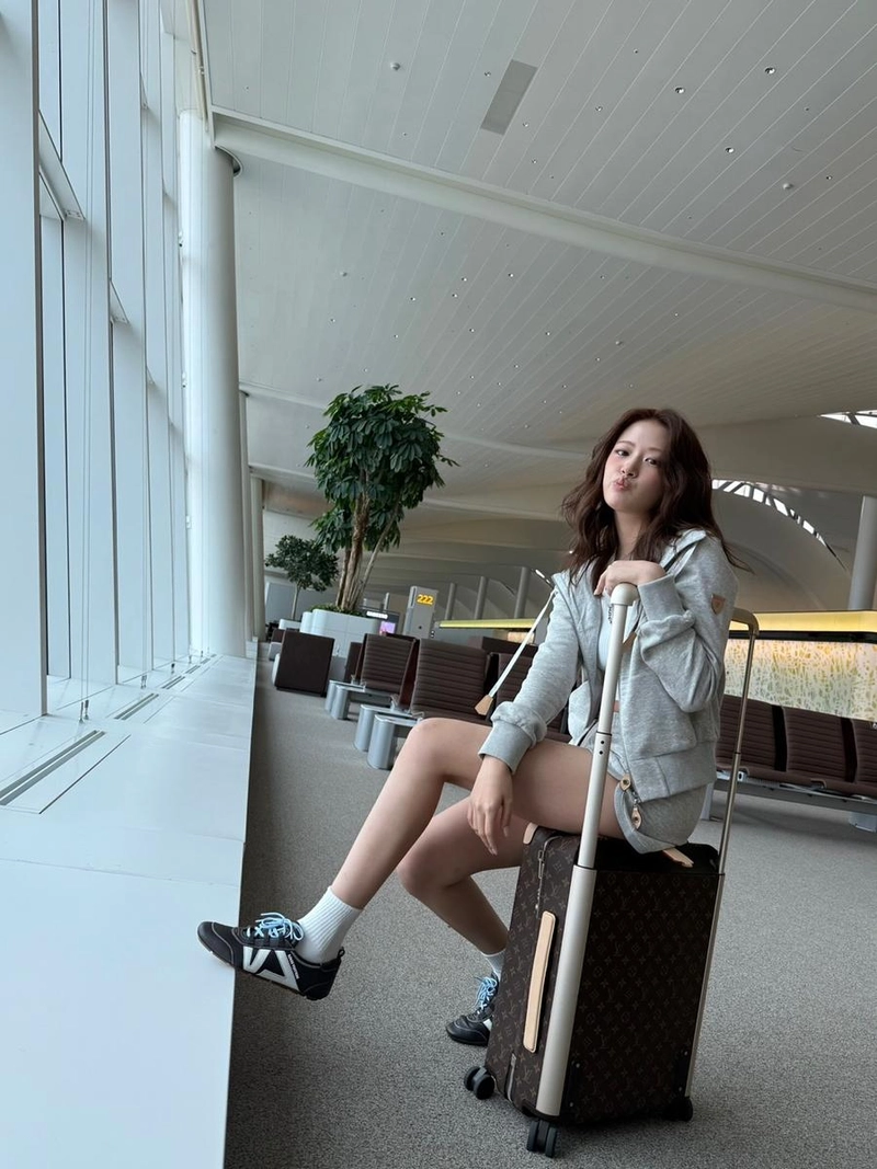 “on my way to Paris”…안유진, 공항의 설렘→여름 여행 무드 / 걸그룹 아이브 안유진 인스타그램