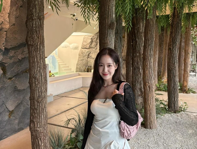 “장마조심 더위조심 냉방병조심”…진지희, 여름숲 아래 미소→청량한 존재감 / 배우 진지희 인스타그램