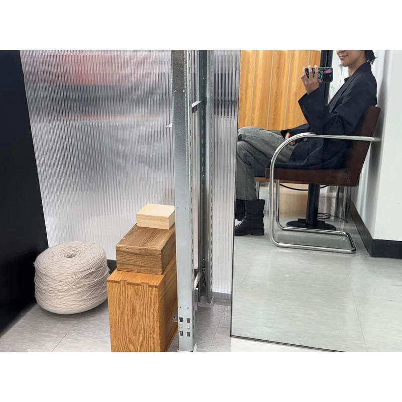 “책 향기 따라 흐르는 시간”…홍진경, 편안한 차분함→사무실의 낮 정취 / 모델, 가수 홍진경 인스타그램