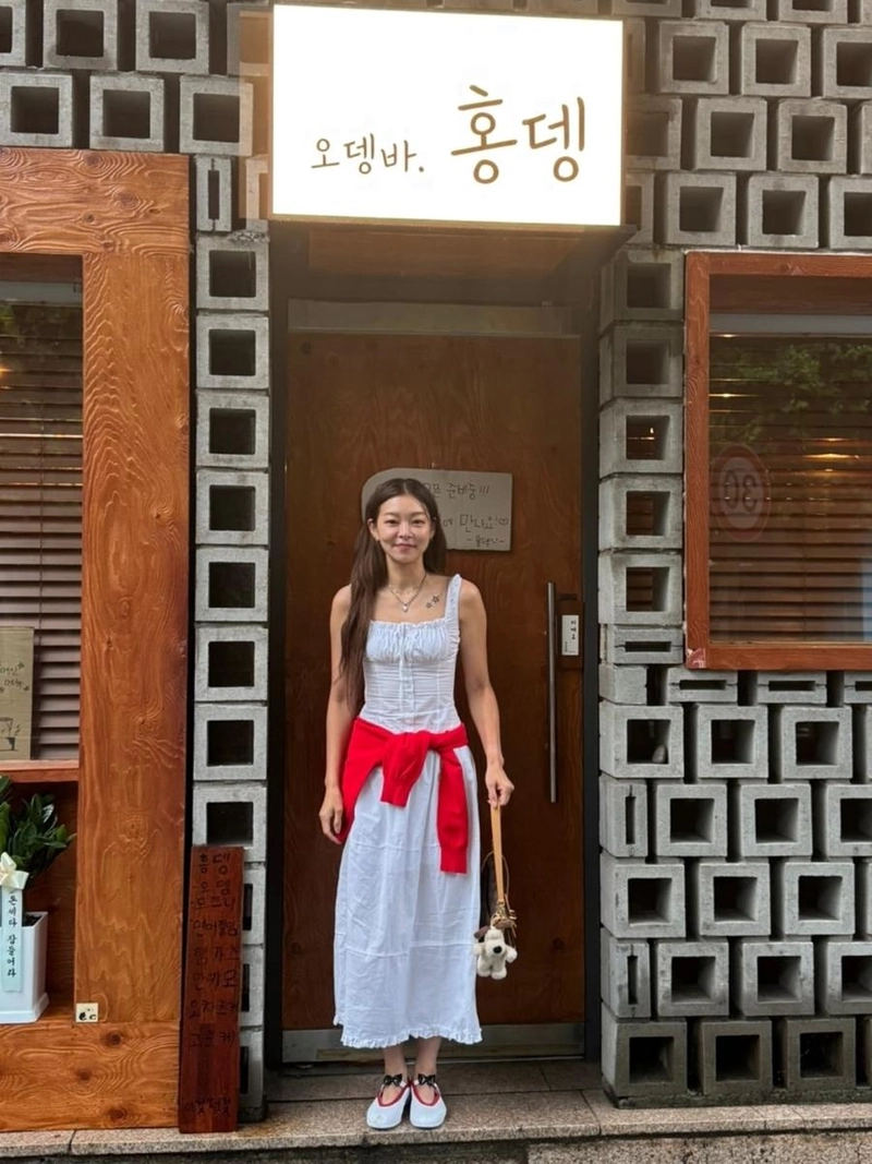 “첫 손님으로 남긴 여름 기억”…송해나, 설렘 가득했던 오후→도심 산책 인증 / 모델, 방송인 송해나 인스타그램
