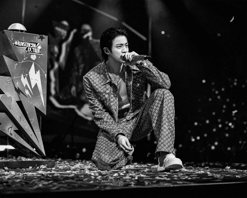 “어둠을 가르며 노래한다”…진, 무대 위 압도→순간의 전율 / 방탄소년단 진 인스타그램