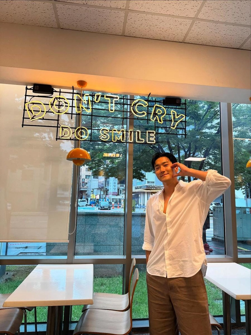 “Don‘t cry. Do smile”…최시원, 여운 가득한 미소→여름 끝자락 감성 / 그룹 슈퍼주니어 최시원 인스타그램
