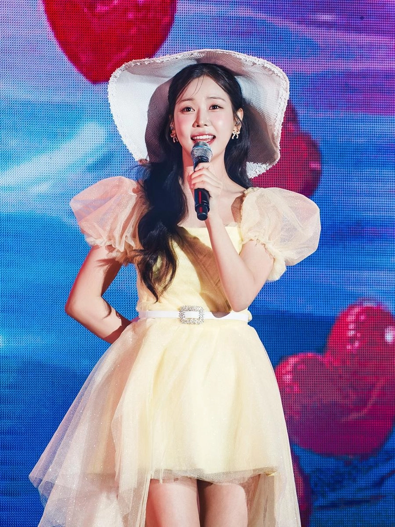 “햇살 아래 물든 여름날”…강예슬, 순수 밝힘→드레스 자태 환상 / 가수, 배우 강예슬 인스타그램