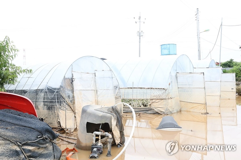 18일 오전 충남 예산군 삽교읍 하포리 폭우 피해 현장. / 연합뉴스