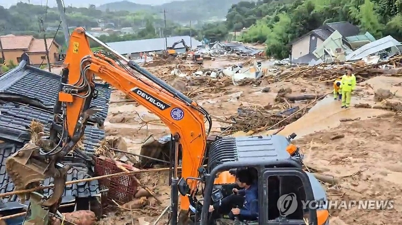폭우와 산사태가 발생한 19일 경남 산청군 산청읍 부리에서 수색 작업이 진행 중이다. 2025.7.19 [경남소방본부 제공 동영상 캡처]