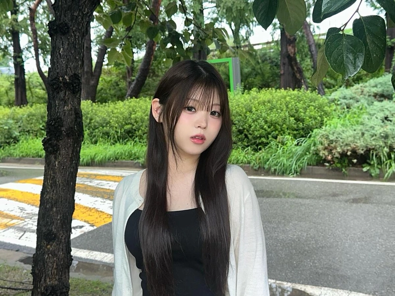 “비 내린 오후, 고요한 시선 머문다”…리원, 여름날 산책→청초함 절정 / 걸그룹 클라씨 리원 인스타그램