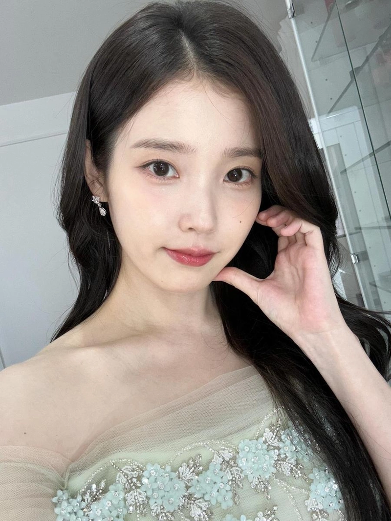 “새로운 시상식의 설렘”…아이유, 수상 후 미소→청초한 셀카 / 가수 아이유 인스타그램