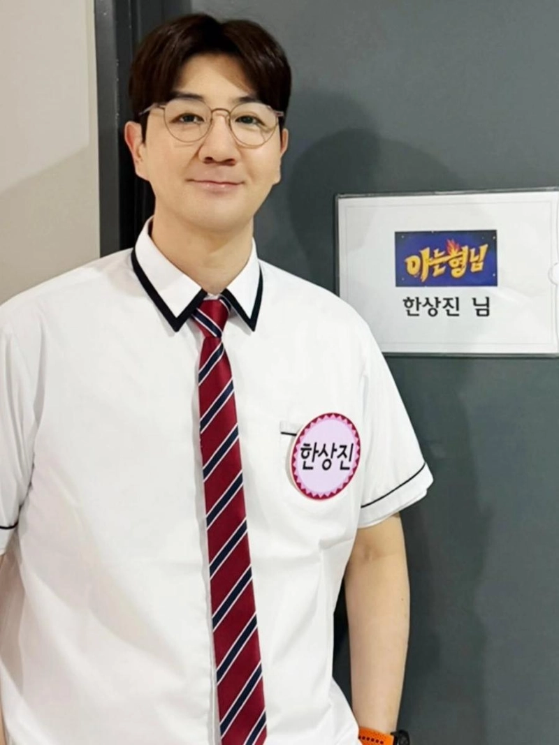 “붉은 넥타이에 담긴 설렘”…한상진, 여름 교복 변신→촬영장 미소 / 배우 한상진 인스타그램