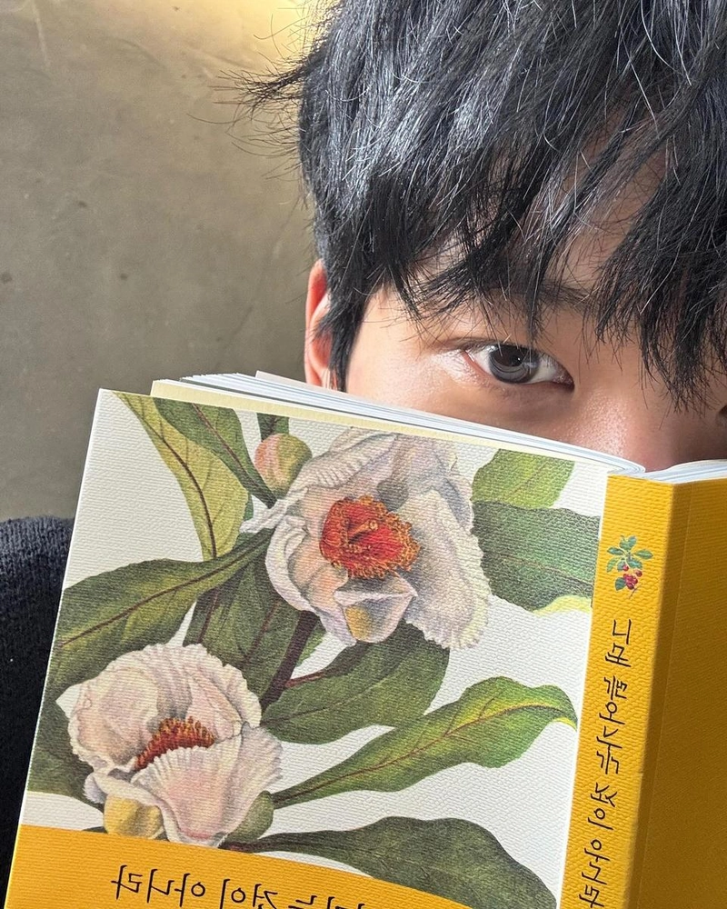 “꽃그림 책장 너머 눈빛”…김선민, 정적 속 집중→여름 오후 담은 셀카 / 배우 김선민 인스타그램