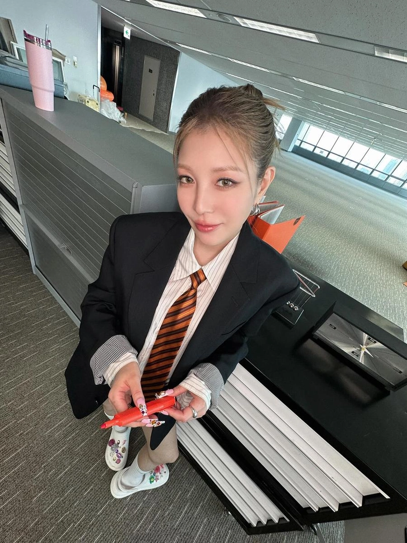“Crazier Mode OFF”…보아, 넓은 공간 속의 차분함→오피스룩 새 매력
