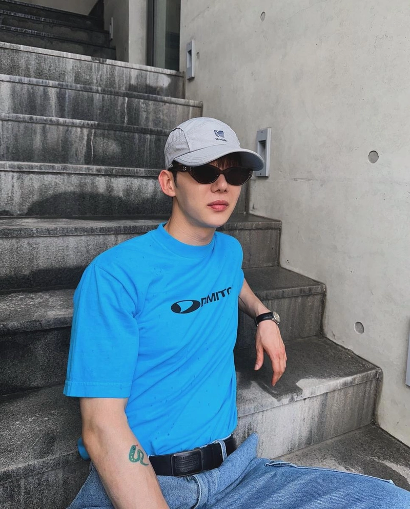 “여름비 스치는 오후”…조권, 청량함 속 고요한 여유→계단 위 한 컷 / 그룹 2AM 조권 인스타그램