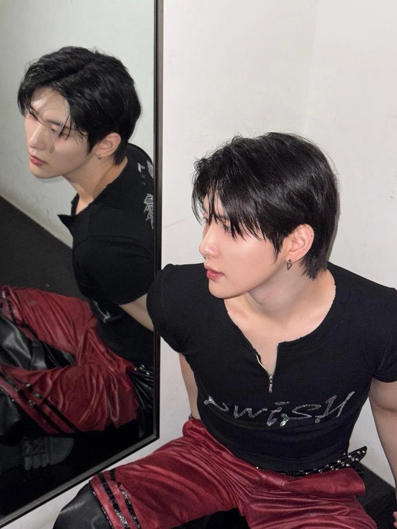 “인간 스위시라 부를 만해”…우빈, 거울 너머의 압도→강렬한 여름 순간 / 그룹 크래비티 우빈 인스타그램
