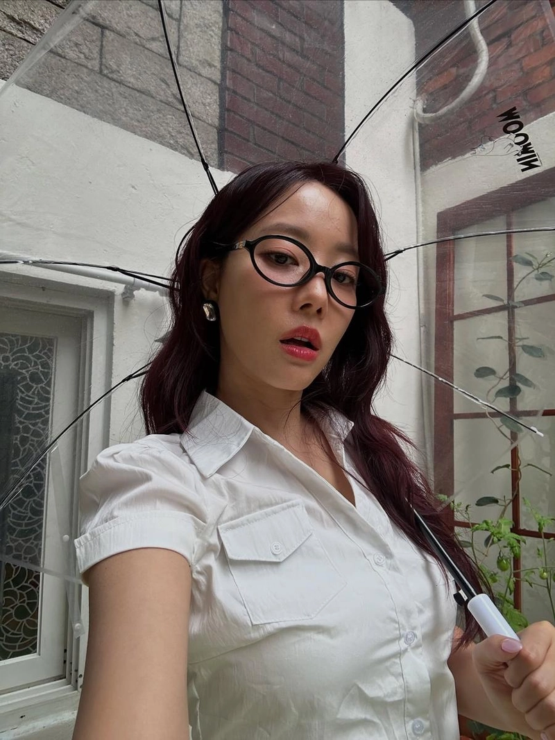 “비 내리는 순간, 조금은 진지하게”…고우리, 투명 우산 넘어→여름 감성 대폭발