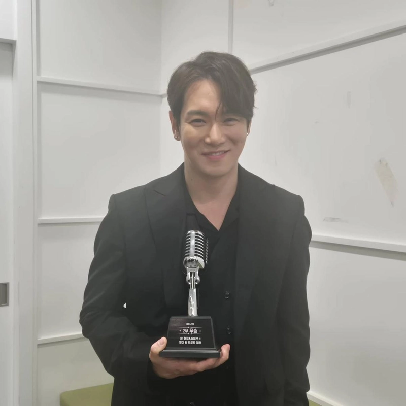 “좋은음악 진심으로 감사드립니다”…환희, 트로피 들고 미소→성장의 여름 기록 / 가수 환희 인스타그램