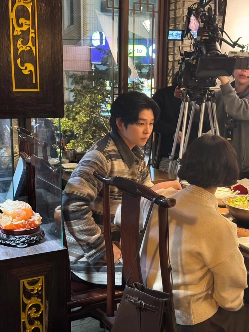“칭구 종석이. 와이프 혜영이”…윤균상, 촬영장 속 고요한 집중→심연에 잠긴 눈빛 / 배우 윤균상 인스타그램