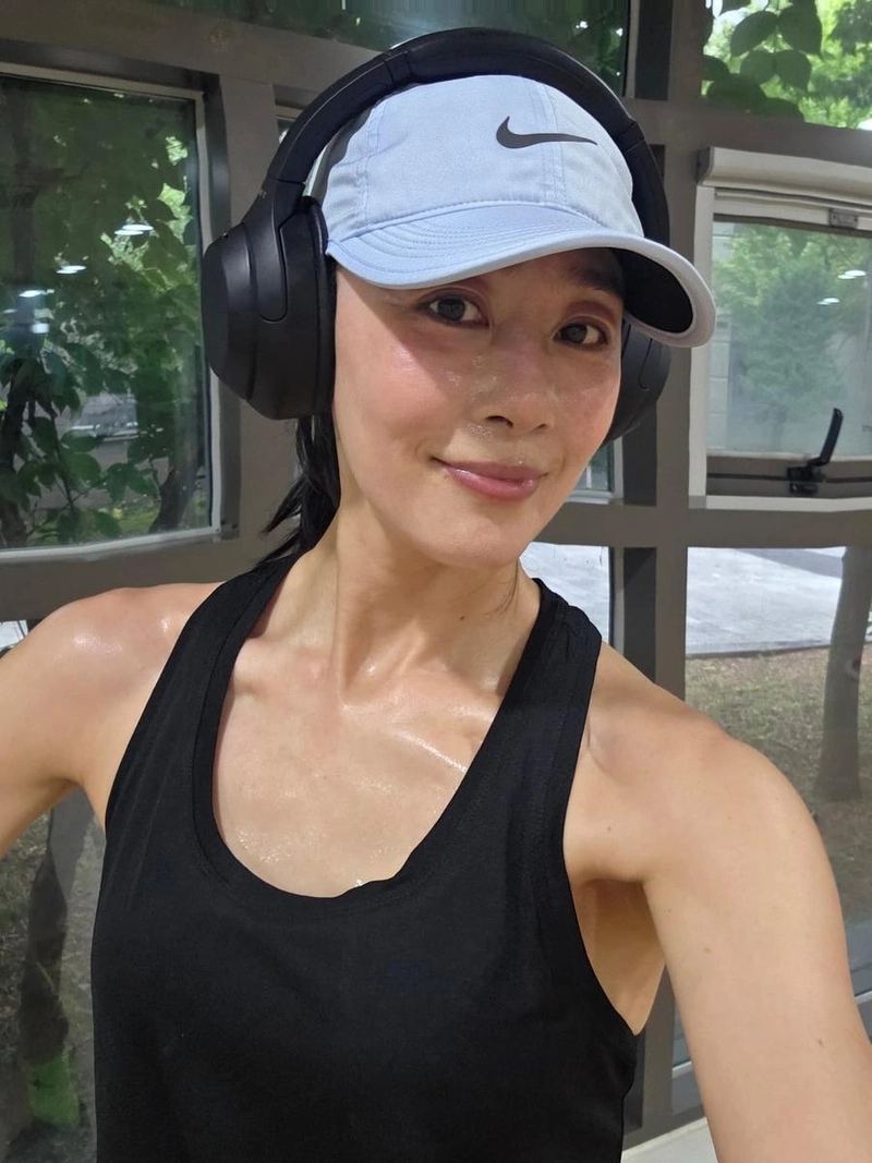 “마음이 바뀌고 몸도 바뀌고”…문정희, 밤 러닝으로 여운→땀빛 자아낸 순간 / 배우 문정희 인스타그램