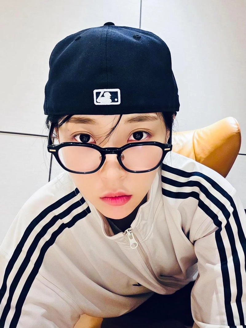“Whatever”…문별, 심야 무드→시선 압도한 눈빛 / 걸그룹 마마무 문별 인스타그램