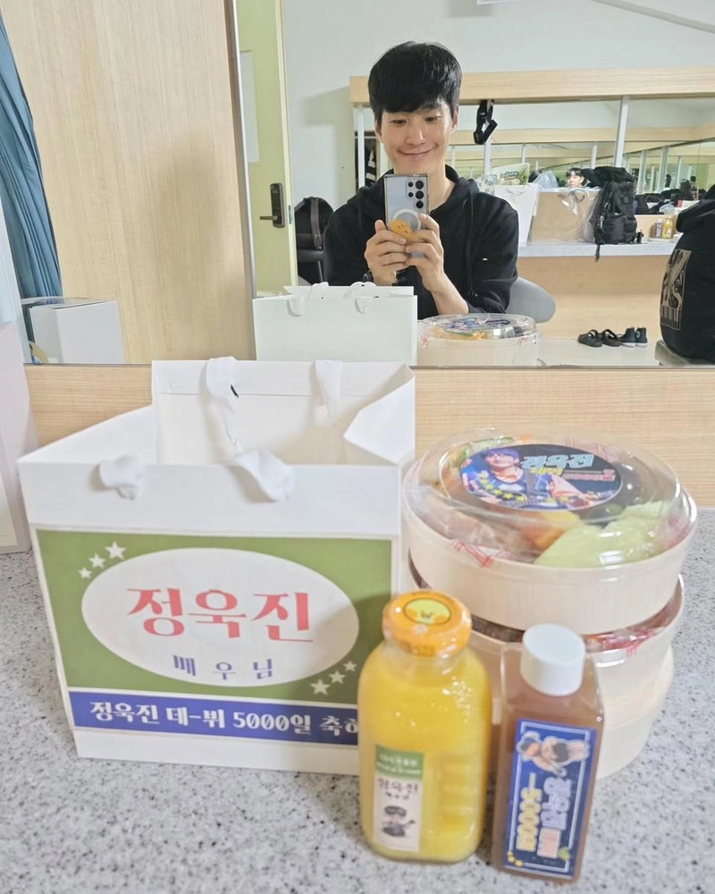 “과분한 사랑, 한 회 한 회 보답”…정욱진, 5000일 감동→변함없는 미소 / 배우 정욱진 인스타그램