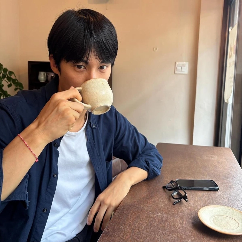“시선 머문 잔잔한 오후”…신우재, 여름빛 휴식→카페의 고요함 담다 / 하트페어링 출연자 화가 신우재 인스타그램