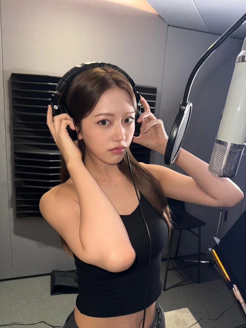“now i’m shining like i’m born to be”…안유진, 녹음실 여름→무조명의 도발적 확신 / 걸그룹 아이브 안유진 인스타그램