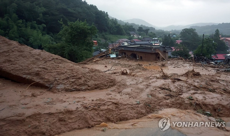 산사태 여파로 토사가 쌓인 산청군 단성면 내원마을 입구 / 연합뉴스
