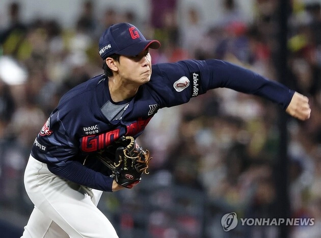 “1⅓이닝 무실점 불펜 호투”…홍민기, 롯데 후반기 첫 홀드로 가을야구 기대 / 연합뉴스