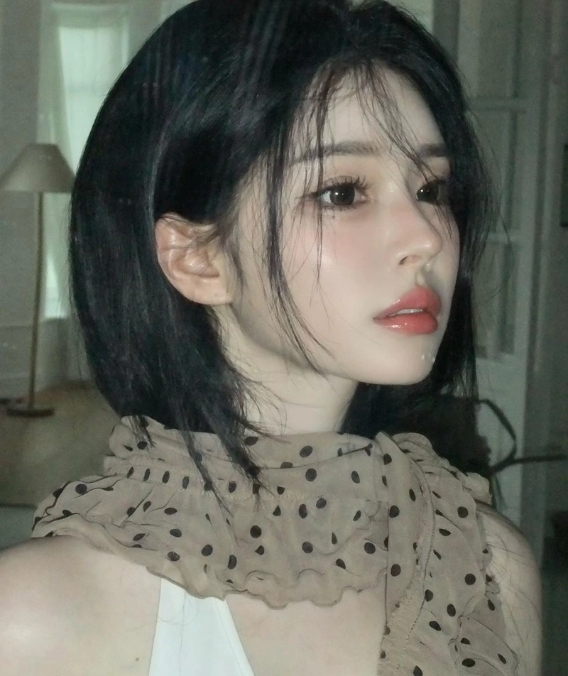 “애플린과 크림바니로 촉촉하게”…유혜원, 여름 햇살 아래 우아함→청초 매력 발산 / 커플팰리스2 출연자 모델 유혜원 인스타그램
