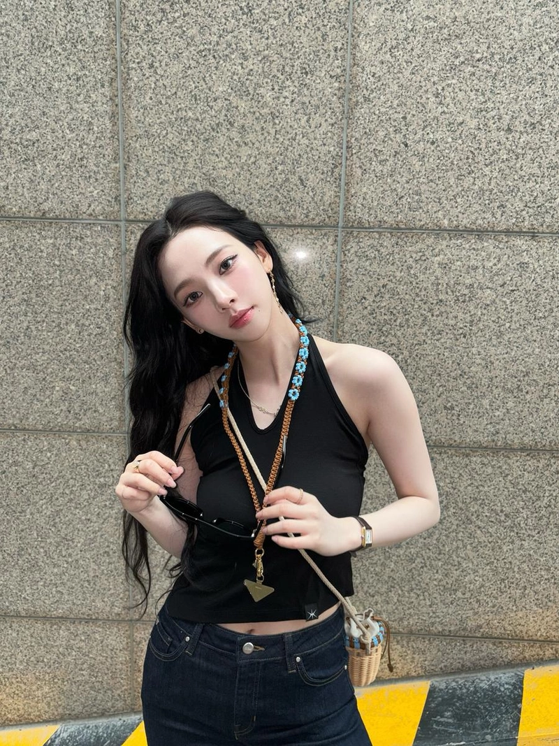 “빛을 머금은 여름 오후”…카리나, 고요한 강렬함→도심 미학 완성 / 에스파 카리나 인스타그램