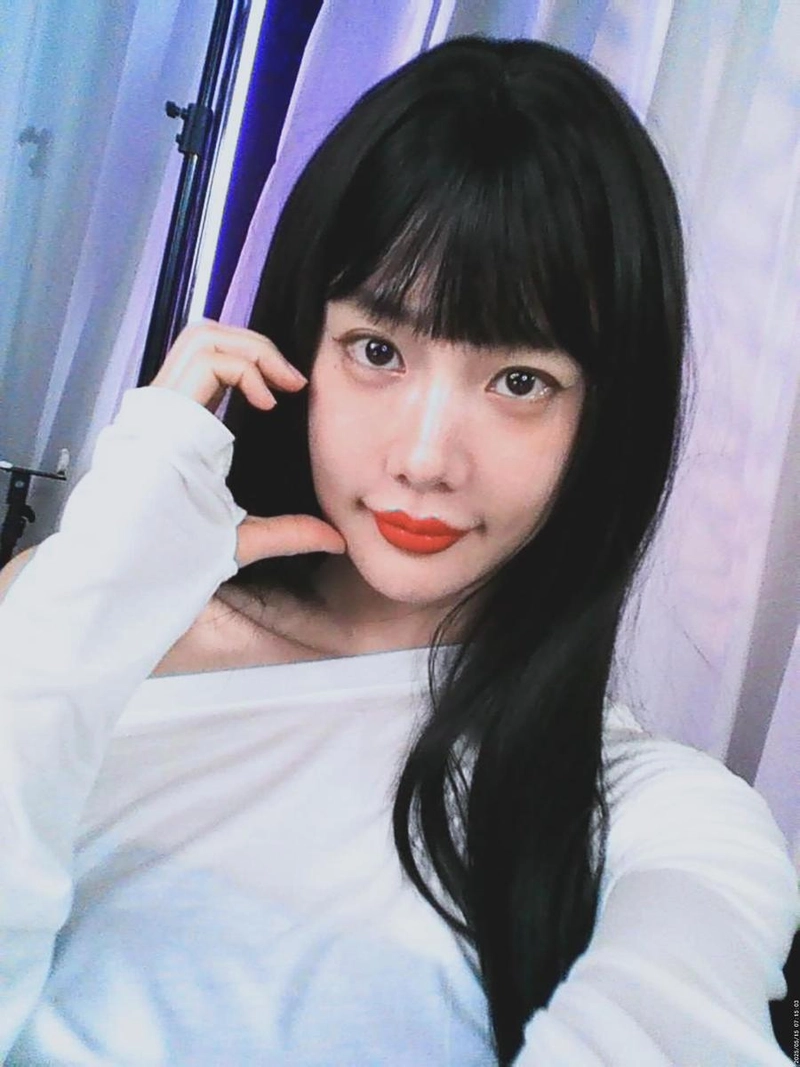“햇살에 녹아든 눈빛”…클라라, 고요한 셀카→청초한 여름 감성 / 배우 클라라 인스타그램