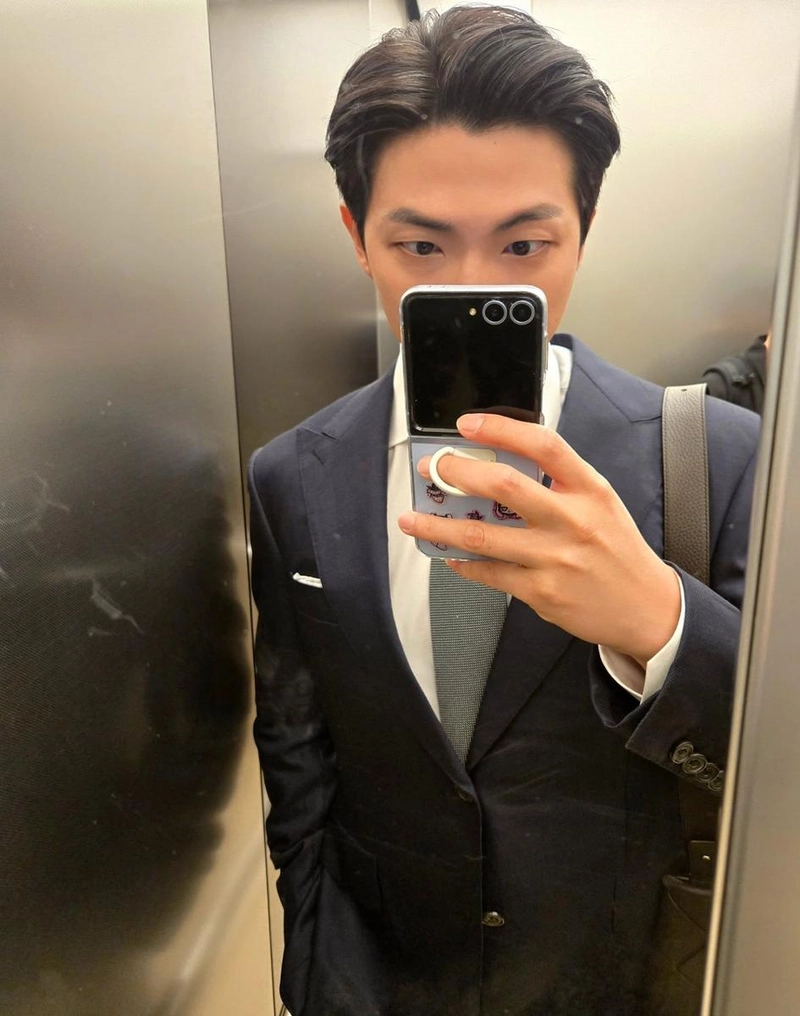 “nonchalant”…RM, 수트 차림 속 묘한 여운→도시 감성 극대화 / 방탄소년단 RM 인스타그램