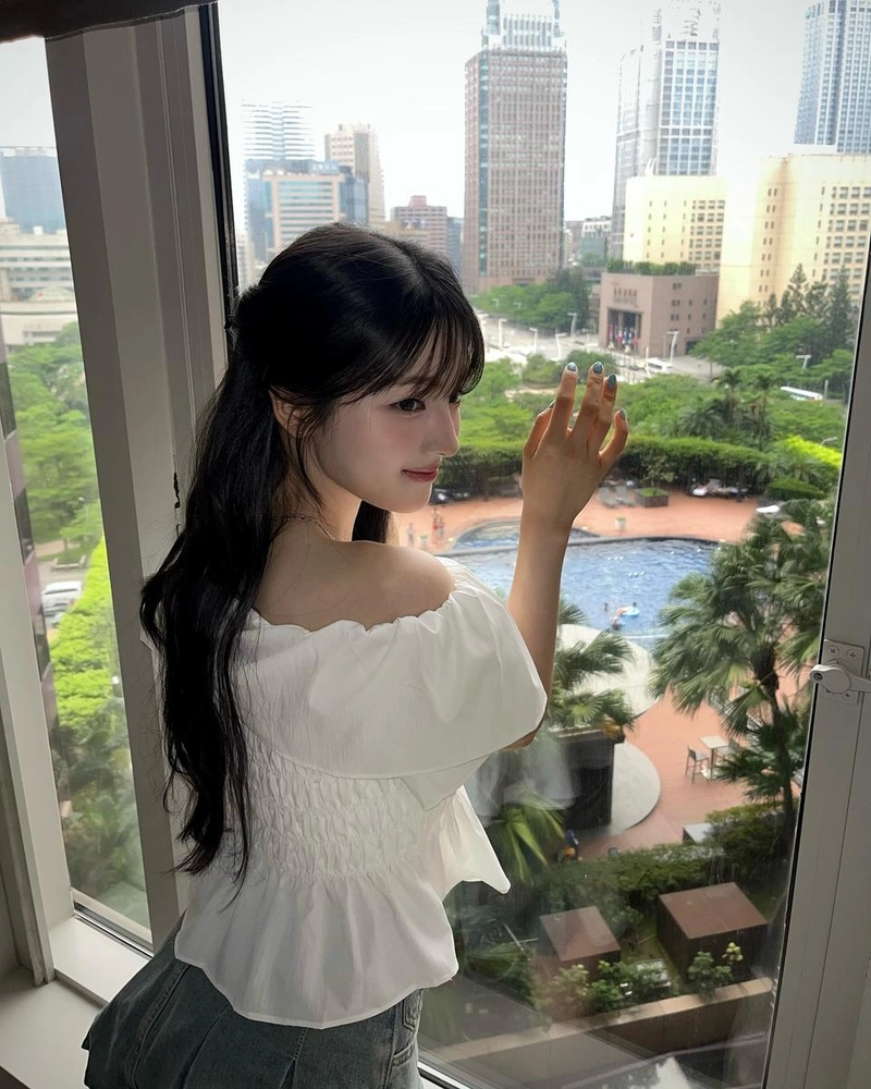 “I like you better”…규빈, 한낮의 창가→여름빛 여운 / 가수 규빈 인스타그램