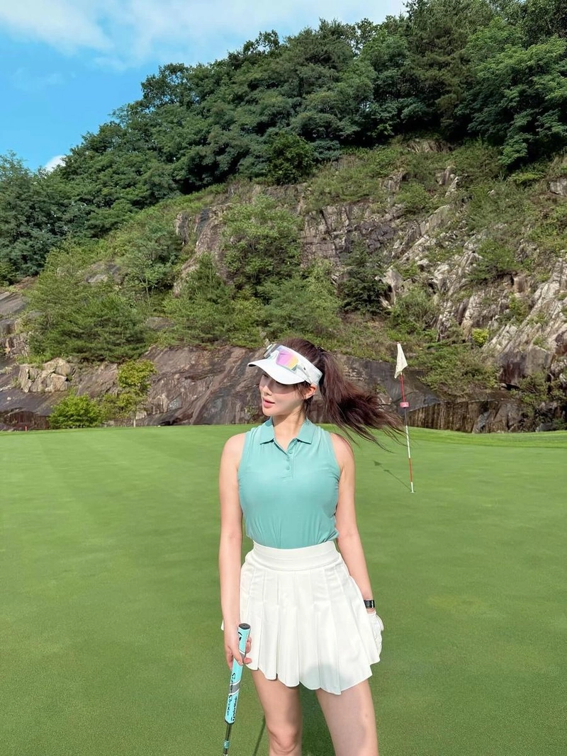 “시원해서 더 좋았어요”…민영, 여름 골프장→청량감 넘친 청춘 / 걸그룹 브브걸 민영 인스타그램
