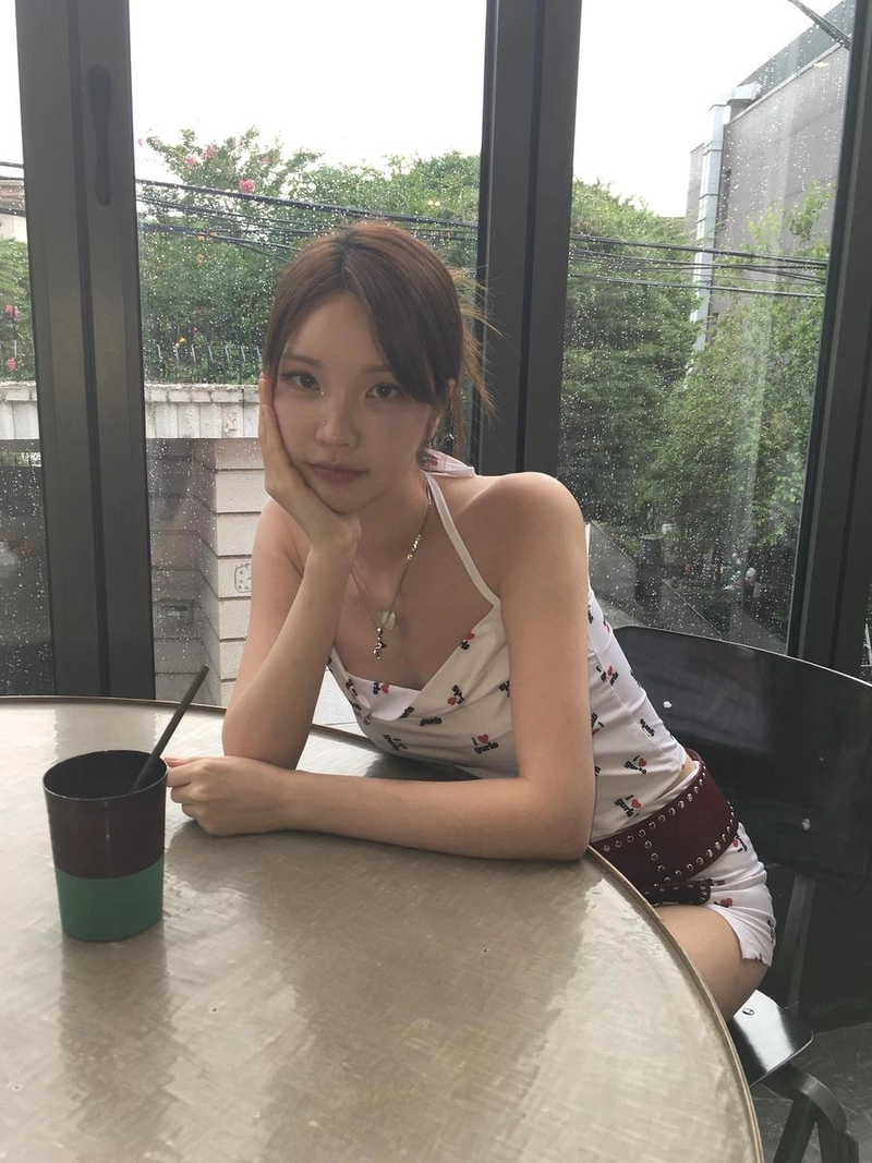 “유리창 너머 흐르는 여름”…수스, 비 오는 오후→서정적 눈빛의 짧은 여운 / 가수, 유튜버 수스 인스타그램