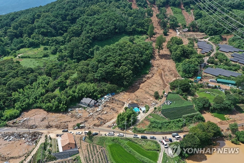 경남 산청군 도로에서 산사태 피해 복구 작업이 진행 중이다 / 연합뉴스