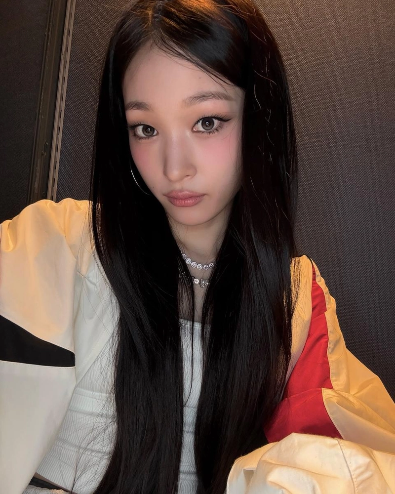 “긴 머리 아래 고요한 눈빛”…애니, 몽환적 여름→청초한 변신 / 가수 애니(문서윤) 인스타그램