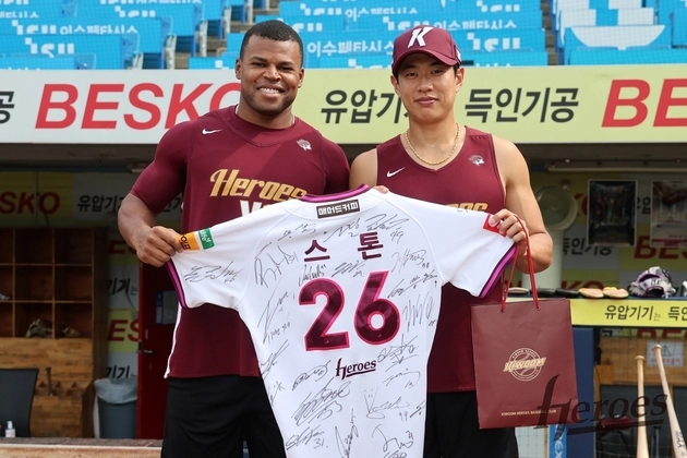 “6주 만의 작별인사”…스톤, 키움 선수단과 송별 행사 / 연합뉴스