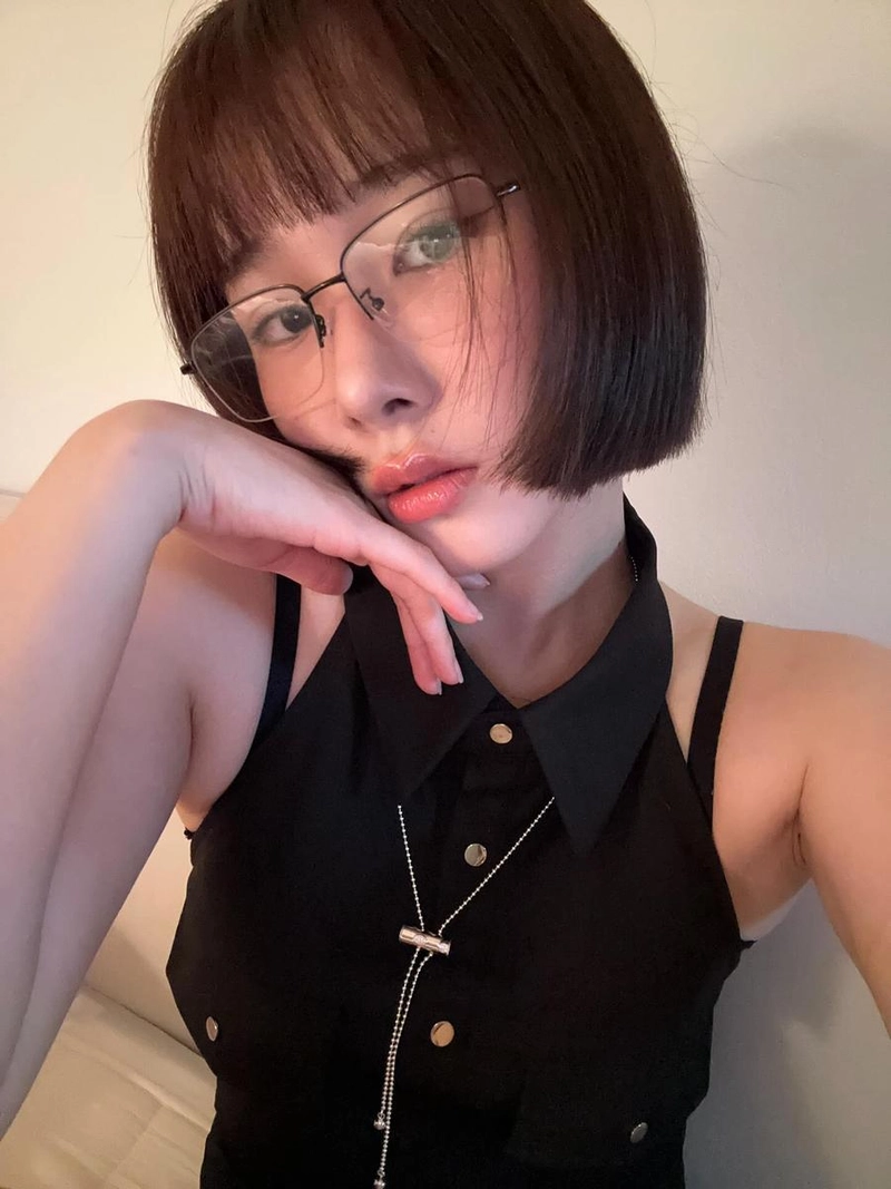 “시선을 비우듯 머문 저녁”…미아, 강렬한 단발 프레임→여름밤 고요함 / 걸그룹 에버글로우 미아 인스타그램