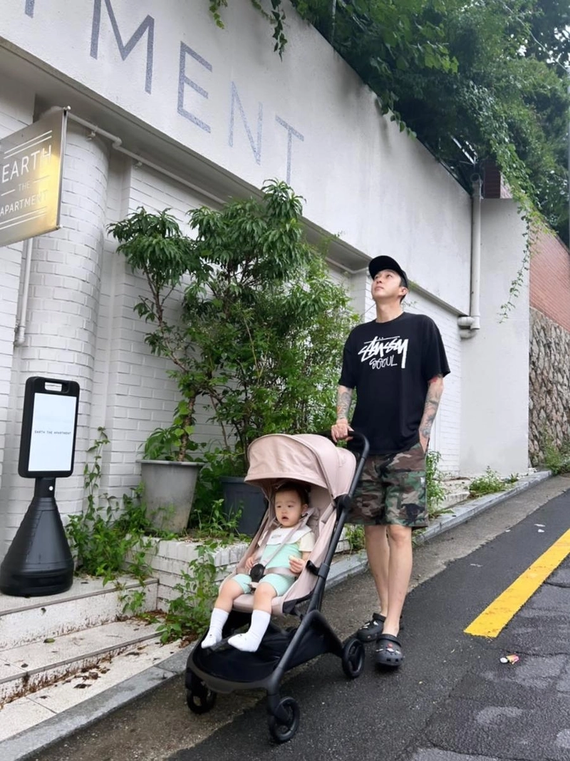 “엄마 아빠들은 아는 드디어 성공”…슬리피, 여름 오후 산책→가족의 순간 포착 / 가수 슬리피 인스타그램